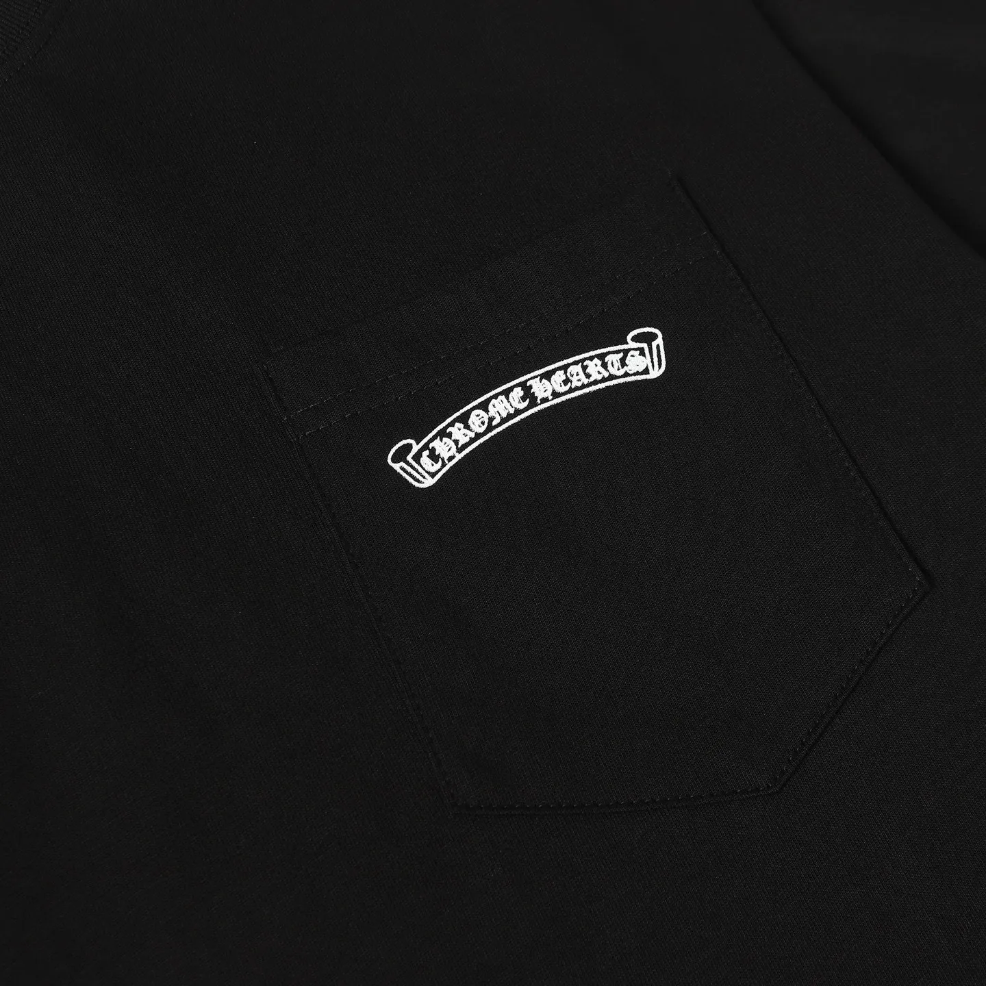 🅿️170 Chrome hearte/Chrome heart ch 25ss early spring new Sanskrit printed short-sleeved T-shirt. A must-have item for daily commuting for men and women in light luxury. The correct version is welcome to compare. Detailed features: ·280 grams of 100% pure cotton double yarn jersey fabric. ·Custom-dyed in the same vat with special thickened 32 counts of double-strand 1x1 thread. ·Double-needle cross-stitch technology. ·Original main mark washed hangtag. Color: black white. Size: XS-L